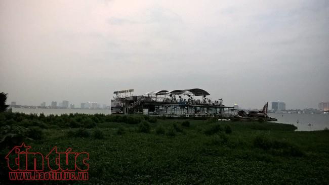 Vẫn còn 3 du thuyền, nhà nổi chưa di dời khỏi Hồ Tây ảnh 1